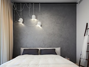 Sypialnia z ciemną tapetą - zdjęcie od KORU
