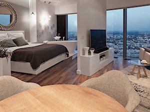Połączenie sypialni z wanną i salonem. Otwarta przestrzeń wnętrza hotelowego - zdjęcie od KORU