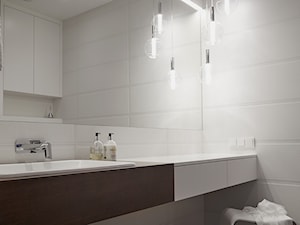 Łazienka z dużym lustrem - zdjęcie od KORU