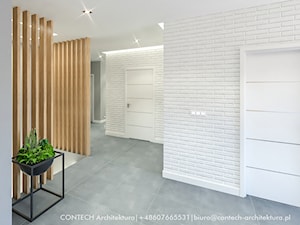 Biała cegła w korytarzu - zdjęcie od CONTECH Architektura