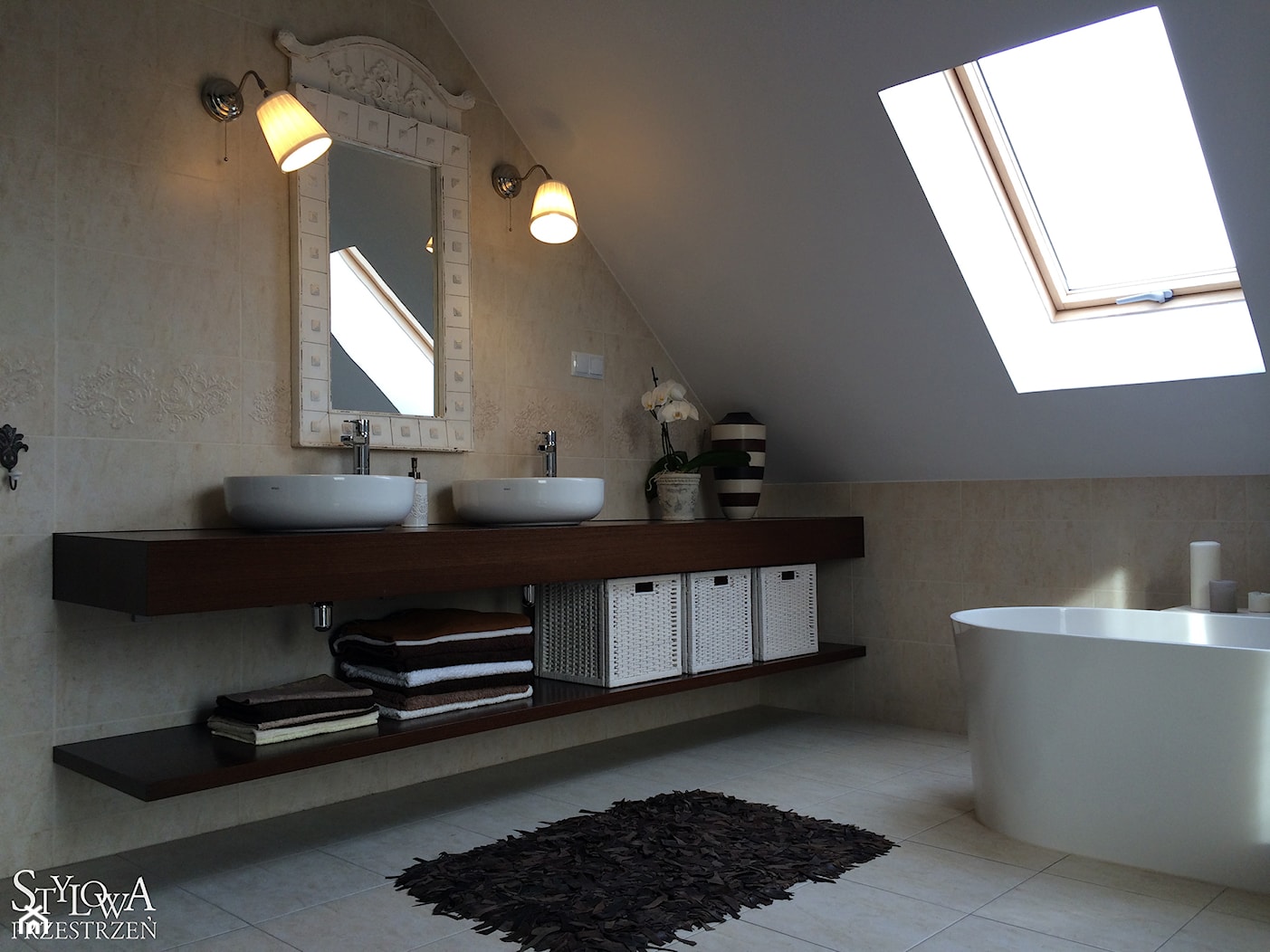 Dom w kolonialnym stylu - Średnia na poddaszu z lustrem z dwoma umywalkami łazienka z oknem, styl tradycyjny - zdjęcie od Stylowa Przestrzeń - Homebook
