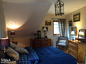 W męskim stylu - Mała szara żółta sypialnia na poddaszu, styl tradycyjny - zdjęcie od Stylowa Przestrzeń