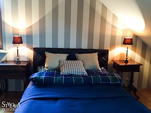 W męskim stylu - Mała szara sypialnia na poddaszu, styl tradycyjny - zdjęcie od Stylowa Przestrzeń