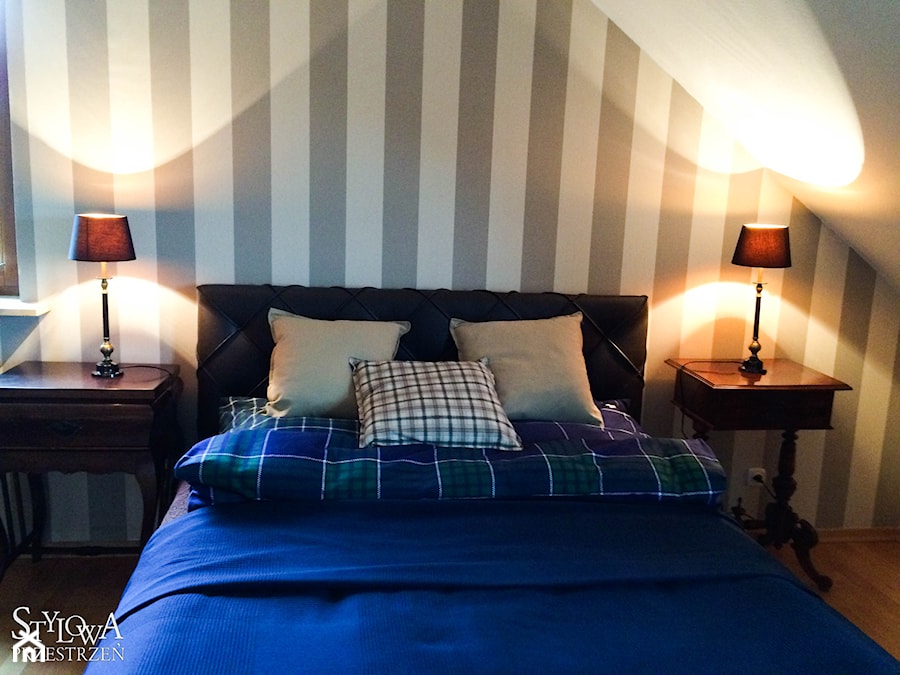 W męskim stylu - Mała szara sypialnia na poddaszu, styl tradycyjny - zdjęcie od Stylowa Przestrzeń