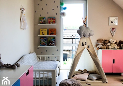 Pokój przedszkolaka - Średni beżowy pokój dziecka dla dziecka dla dziewczynki, styl skandynawski - zdjęcie od Stylowa Przestrzeń