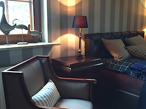 W męskim stylu - Średnia biała szara sypialnia na poddaszu, styl tradycyjny - zdjęcie od Stylowa Przestrzeń