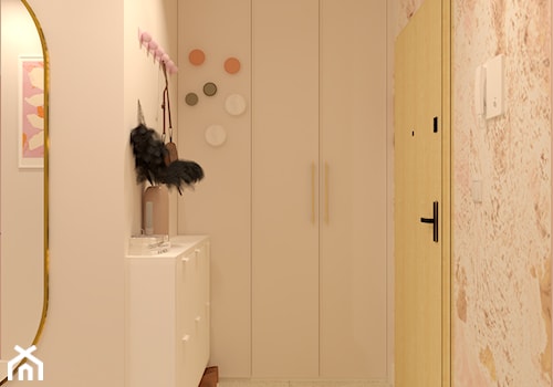 Przedpokój z szafą i dodatkiem różu - zdjęcie od Kolorowy projekt Katarzyny - projektowanie wnętrz