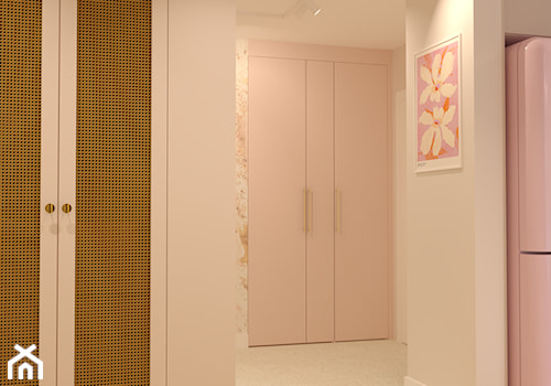 Wejście do garderoby - fronty rattanowe - zdjęcie od Kolorowy projekt Katarzyny - projektowanie wnętrz