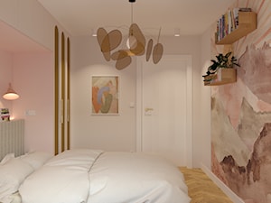 Różowa sypialnia z tapetą w góry - zdjęcie od Kolorowy projekt Katarzyny - projektowanie wnętrz