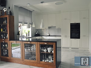 1 - Średnia otwarta biała szara z zabudowaną lodówką kuchnia w kształcie litery u z wyspą lub półwyspem - zdjęcie od Kos - projektowanie wnętrz