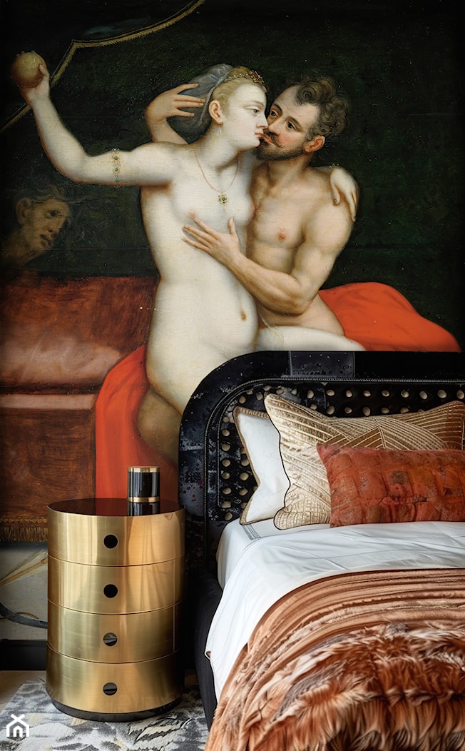 Sypialnia z tapetą, renesansowym obrazem z miłosnym motywem - zdjęcie od Artemania - artystyczne tapety i pościel - Homebook