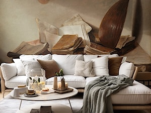 Przytulny salon w stylu wabi-sabi z tapetą przedstawiającą stare książki - zdjęcie od Artemania - artystyczne tapety i pościel