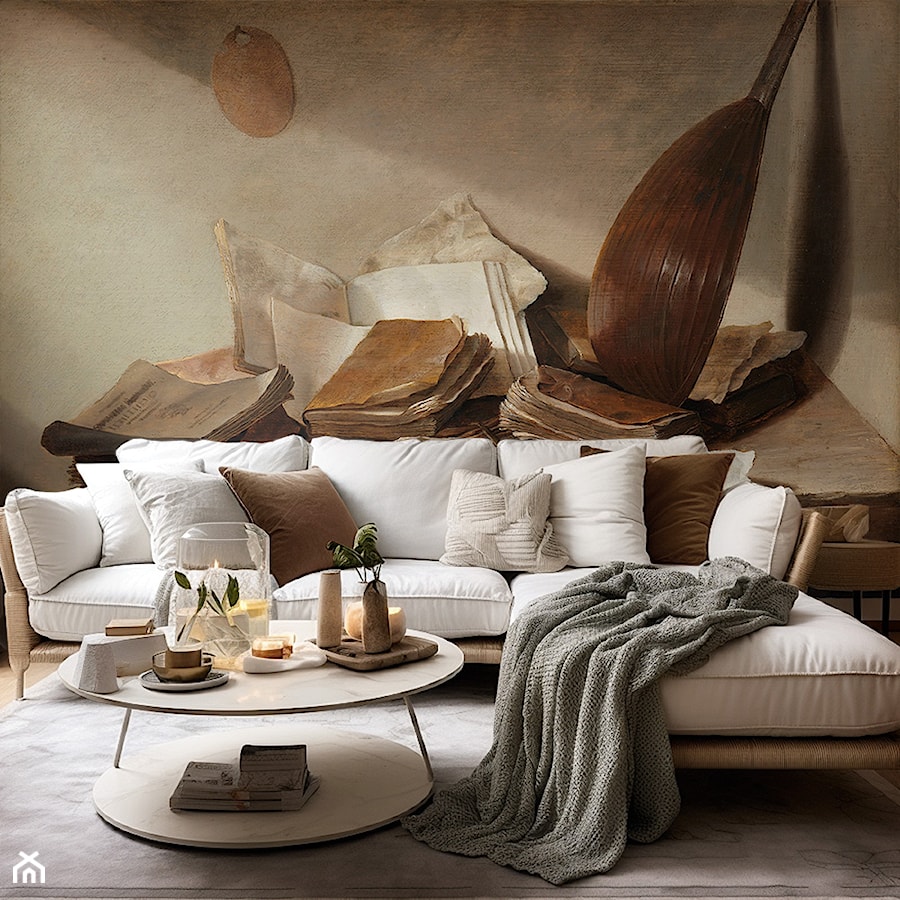 Przytulny salon w stylu wabi-sabi z tapetą przedstawiającą stare książki - zdjęcie od Artemania - artystyczne tapety i pościel