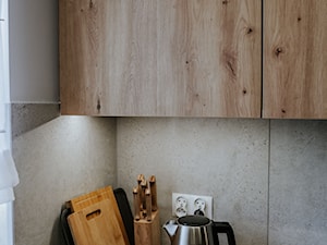 Szaro drewniana kuchnia w mieszkaniu - zdjęcie od NSDESIGN.PL