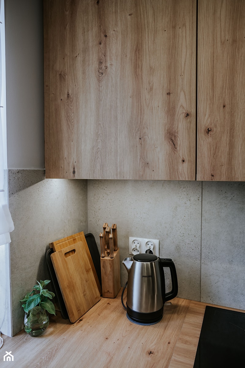 Szaro drewniana kuchnia w mieszkaniu - zdjęcie od NSDESIGN.PL
