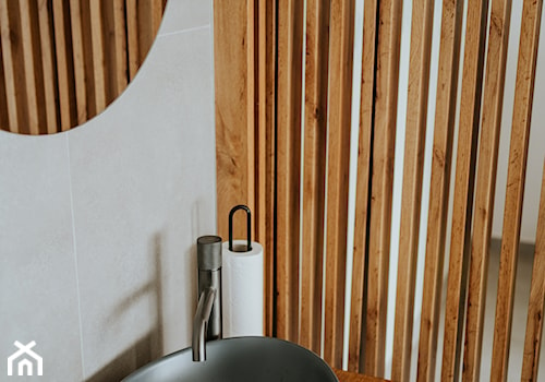 Szara umywalka za lamelami - zdjęcie od NSDESIGN.PL