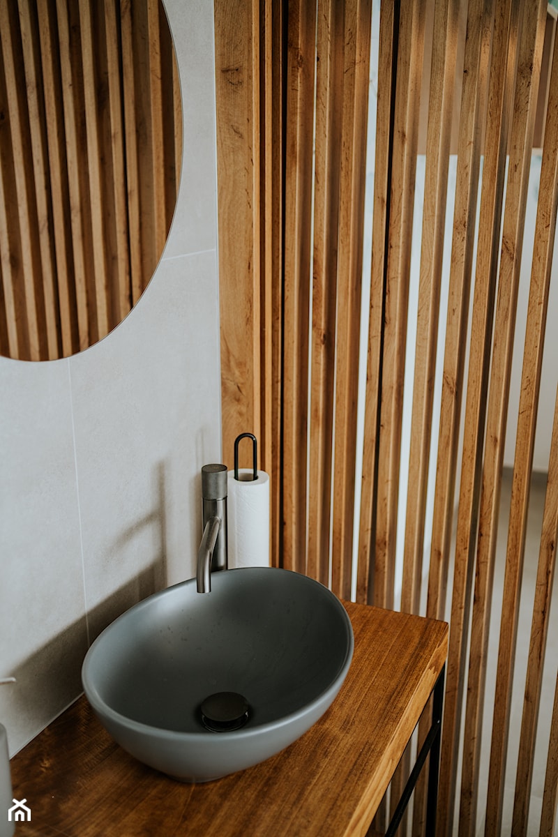 Szara umywalka za lamelami - zdjęcie od NSDESIGN.PL
