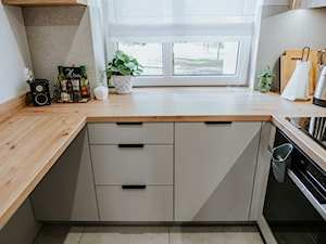Szara kuchnia z drewnianym blatem - zdjęcie od NSDESIGN.PL