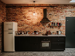 Czarna kuchnia ikea na ścianie z cegły - zdjęcie od NSDESIGN.PL
