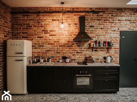 Aranżacje wnętrz - Kuchnia: Czarna kuchnia ikea na ścianie z cegły - NSDESIGN.PL. Przeglądaj, dodawaj i zapisuj najlepsze zdjęcia, pomysły i inspiracje designerskie. W bazie mamy już prawie milion fotografii!