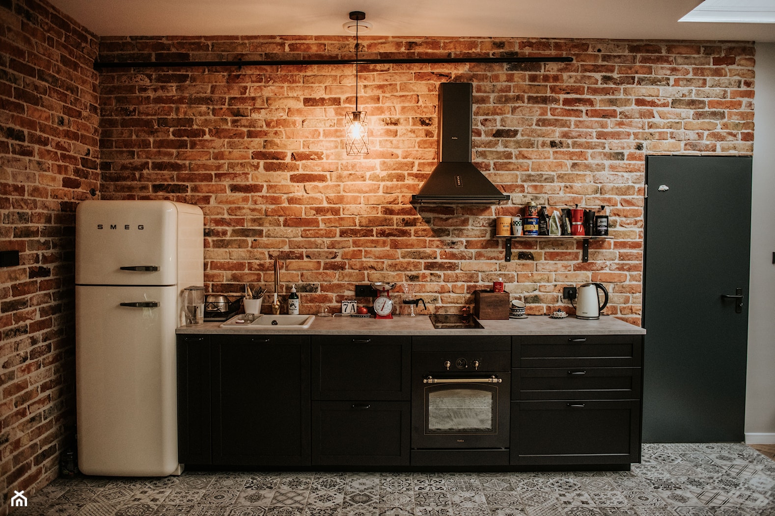 Czarna kuchnia ikea na ścianie z cegły - zdjęcie od NSDESIGN.PL - Homebook