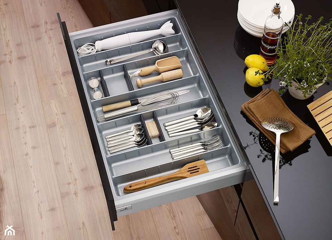 szuflady do przechowywania w kuchni i uporządkowania akcesoriów kuchennych 