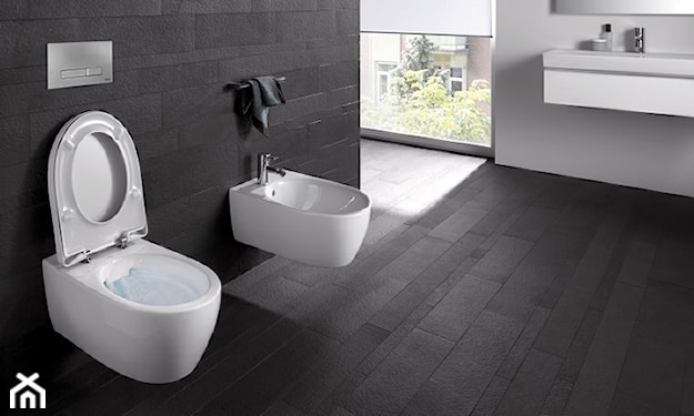 minimalistyczna łazienka, czarne płytki podłogowe imitujące drewno