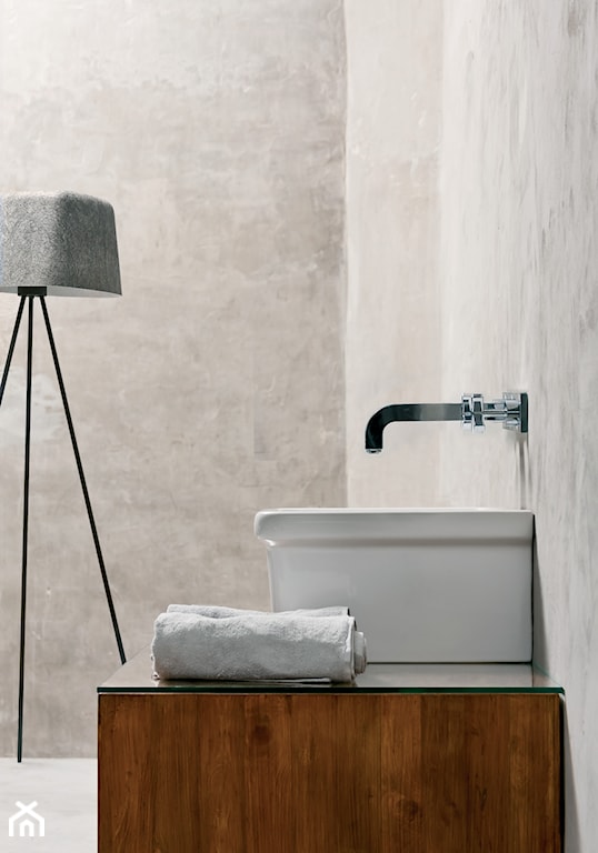 betonowe ściany w łazience, szklany blat, umywalka nablatowa