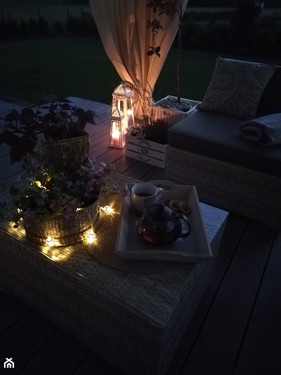 Taras - Średni z podłogą z desek z meblami ogrodowymi z donicami na kwiaty taras z tyłu domu - zdjęcie od Adriana Piotrowska
