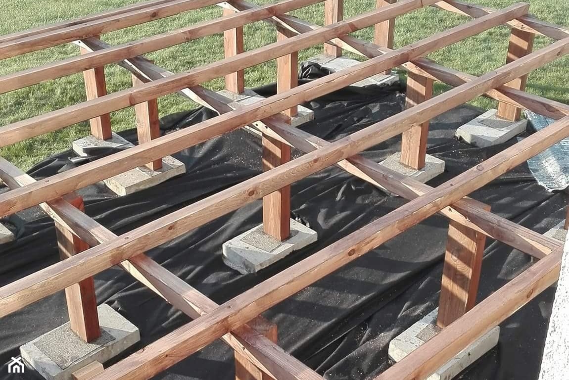 budowa tarasu na drewnianych słupach