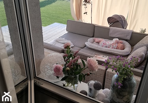 Taras - Średni z meblami ogrodowymi z donicami na kwiaty taras z tyłu domu - zdjęcie od Adriana Piotrowska