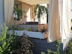 Taras - Średni z meblami ogrodowymi taras z tyłu domu, styl nowoczesny - zdjęcie od Adriana Piotrowska