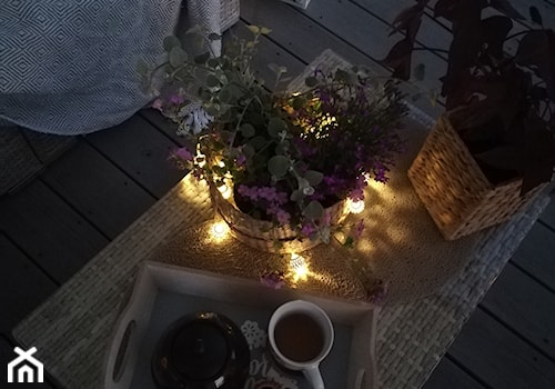 Taras - Średni z meblami ogrodowymi z donicami na kwiaty taras z tyłu domu - zdjęcie od Adriana Piotrowska