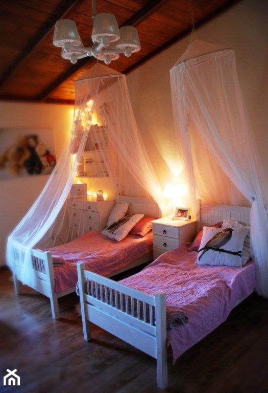 Sypialnia portugalskich księżniczek - Średni szary pokój dziecka dla dziecka dla dziewczynki dla rodzeństwa, styl rustykalny - zdjęcie od roomrebel - Homebook