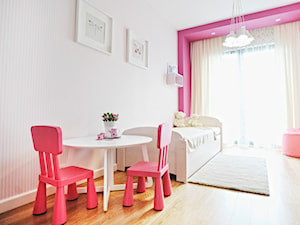 Nikola - Średni biały różowy ze stolikiem i krzesełkami pokój dziecka dla dziecka dla dziewczynki, styl nowoczesny - zdjęcie od roomrebel