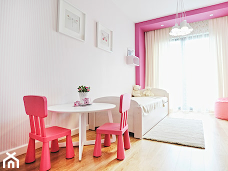 Aranżacje wnętrz - Pokój dziecka: Nikola - Średni biały różowy ze stolikiem i krzesełkami pokój dziecka dla dziecka dla dziewczynki, styl nowoczesny - roomrebel . Przeglądaj, dodawaj i zapisuj najlepsze zdjęcia, pomysły i inspiracje designerskie. W bazie mamy już prawie milion fotografii!
