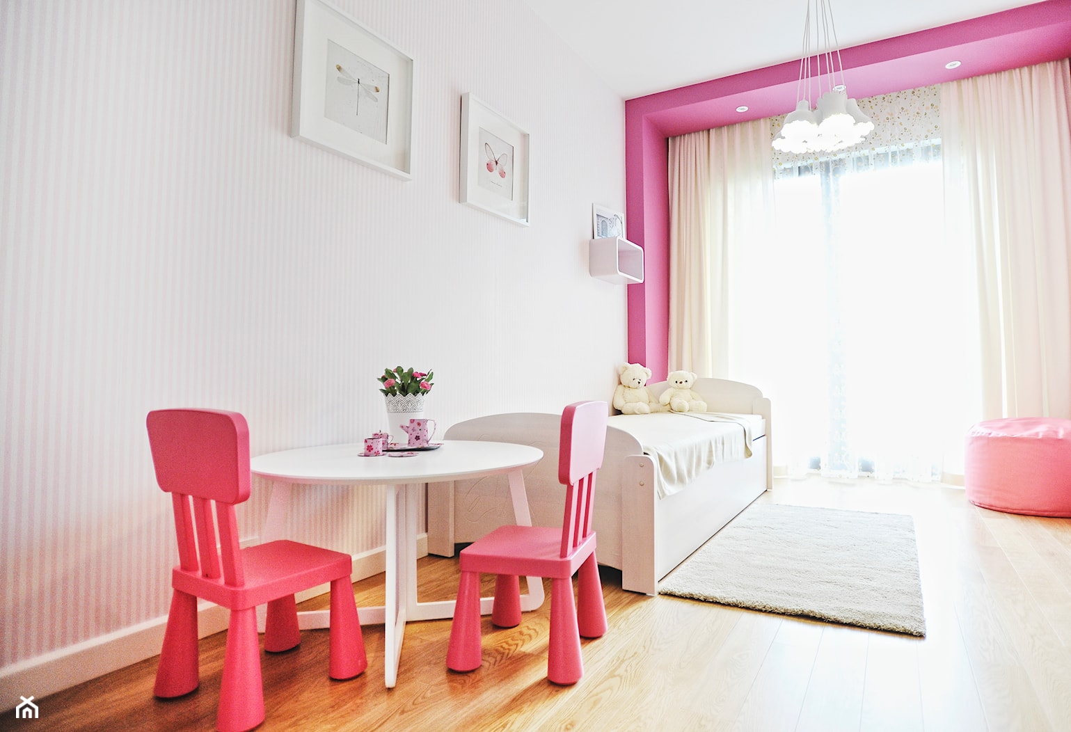 Nikola - Średni biały różowy ze stolikiem i krzesełkami pokój dziecka dla dziecka dla dziewczynki, ... - zdjęcie od roomrebel - Homebook