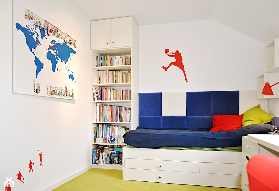 Bendi - Mały biały pokój dziecka dla nastolatka dla chłopca, styl nowoczesny - zdjęcie od roomrebel