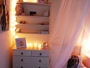 Sypialnia portugalskich księżniczek - Mały szary pokój dziecka dla dziecka dla dziewczynki, styl rustykalny - zdjęcie od roomrebel