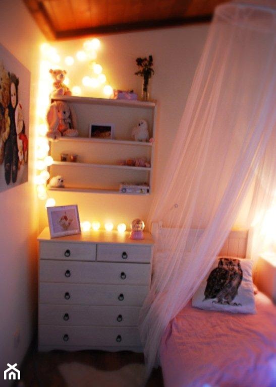 Sypialnia portugalskich księżniczek - Mały biały pokój dziecka dla nastolatka dla dziewczynki, styl rustykalny - zdjęcie od roomrebel - Homebook