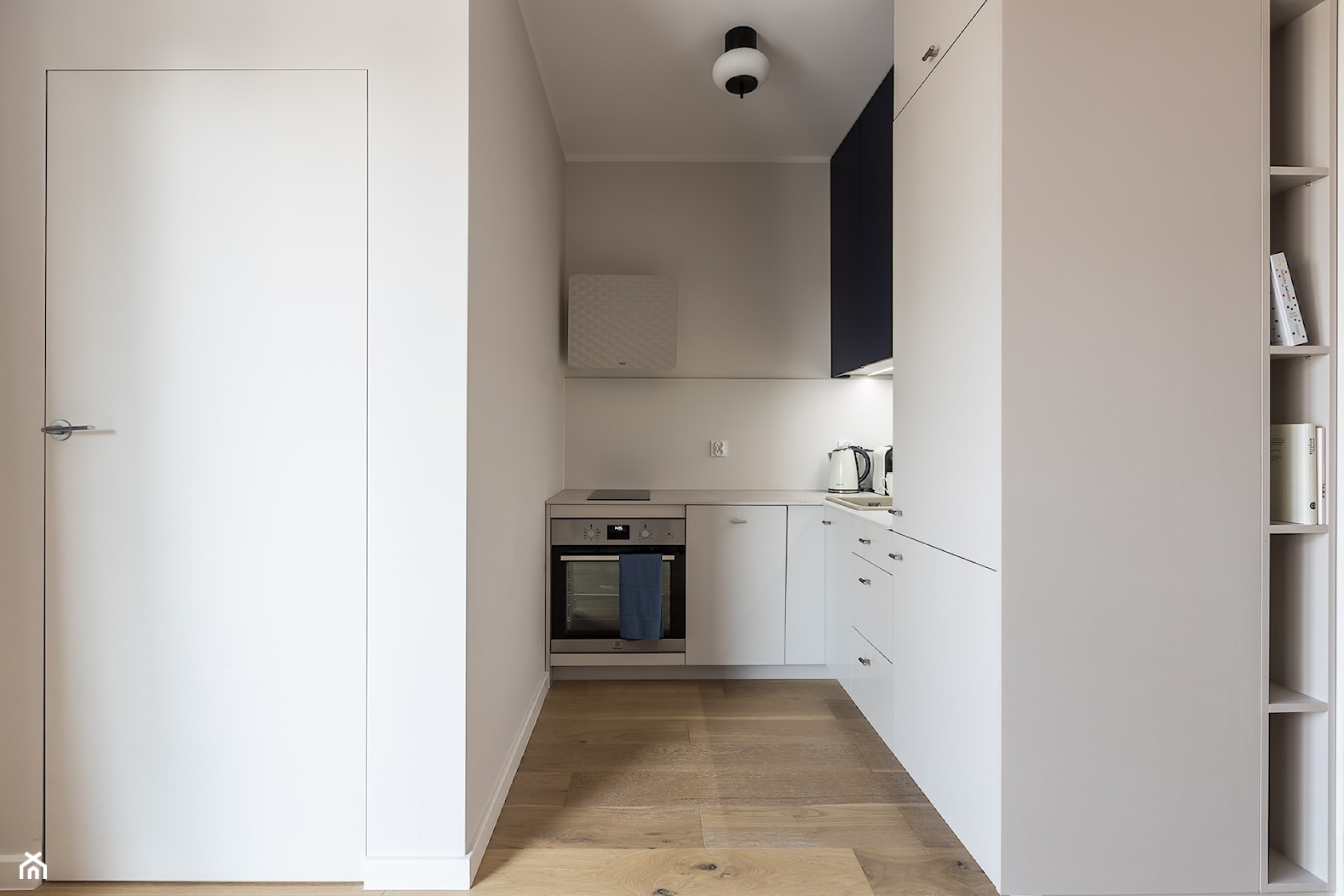Aneks kuchenny w nadmorskim mieszkaniu - zdjęcie od HouseStudio fotografia wnętrz - Homebook