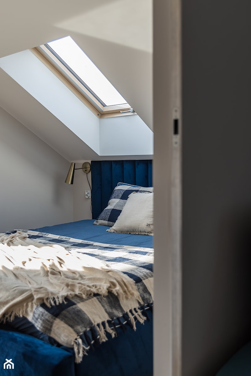 Sypialnia w nadmorskim mieszkaniu - zdjęcie od HouseStudio fotografia wnętrz