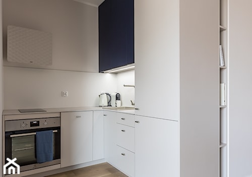 Aneks kuchenny w nadmorskim mieszkaniu - zdjęcie od HouseStudio fotografia wnętrz