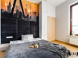 Apartament w stylu skandynawskim - Średnia czarna szara sypialnia, styl nowoczesny - zdjęcie od ZAPROJEKTOWANA