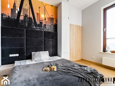 Aranżacje wnętrz - Sypialnia: Apartament w stylu skandynawskim - Średnia czarna szara sypialnia, styl nowoczesny - ZAPROJEKTOWANA. Przeglądaj, dodawaj i zapisuj najlepsze zdjęcia, pomysły i inspiracje designerskie. W bazie mamy już prawie milion fotografii!