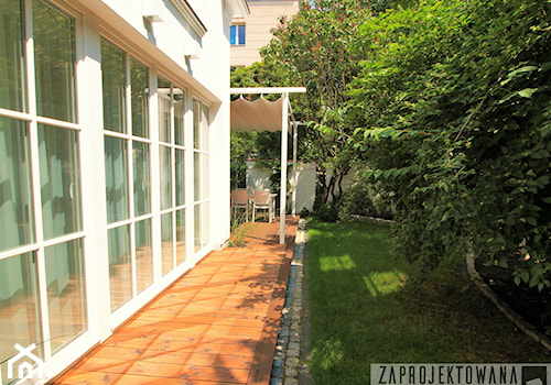 Prywatny ogród w barwach zieleni i bieli. - Mały z kamienną nawierzchnią ogród tropikalny za domem - zdjęcie od ZAPROJEKTOWANA
