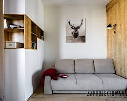 Apartament w stylu skandynawskim - Mała biała sypialnia, styl skandynawski - zdjęcie od ZAPROJEKTOWANA - Homebook