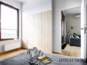 Apartament w stylu skandynawskim - Mała biała szara sypialnia, styl nowoczesny - zdjęcie od ZAPROJEKTOWANA