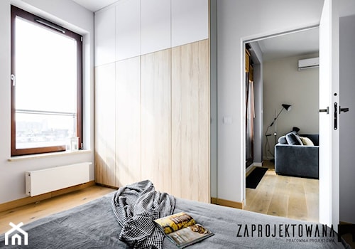 Apartament w stylu skandynawskim - Mała biała szara sypialnia, styl nowoczesny - zdjęcie od ZAPROJEKTOWANA