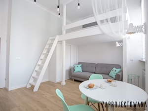Apartament w stylu skandynawskim - Mała biała sypialnia na antresoli, styl skandynawski - zdjęcie od ZAPROJEKTOWANA